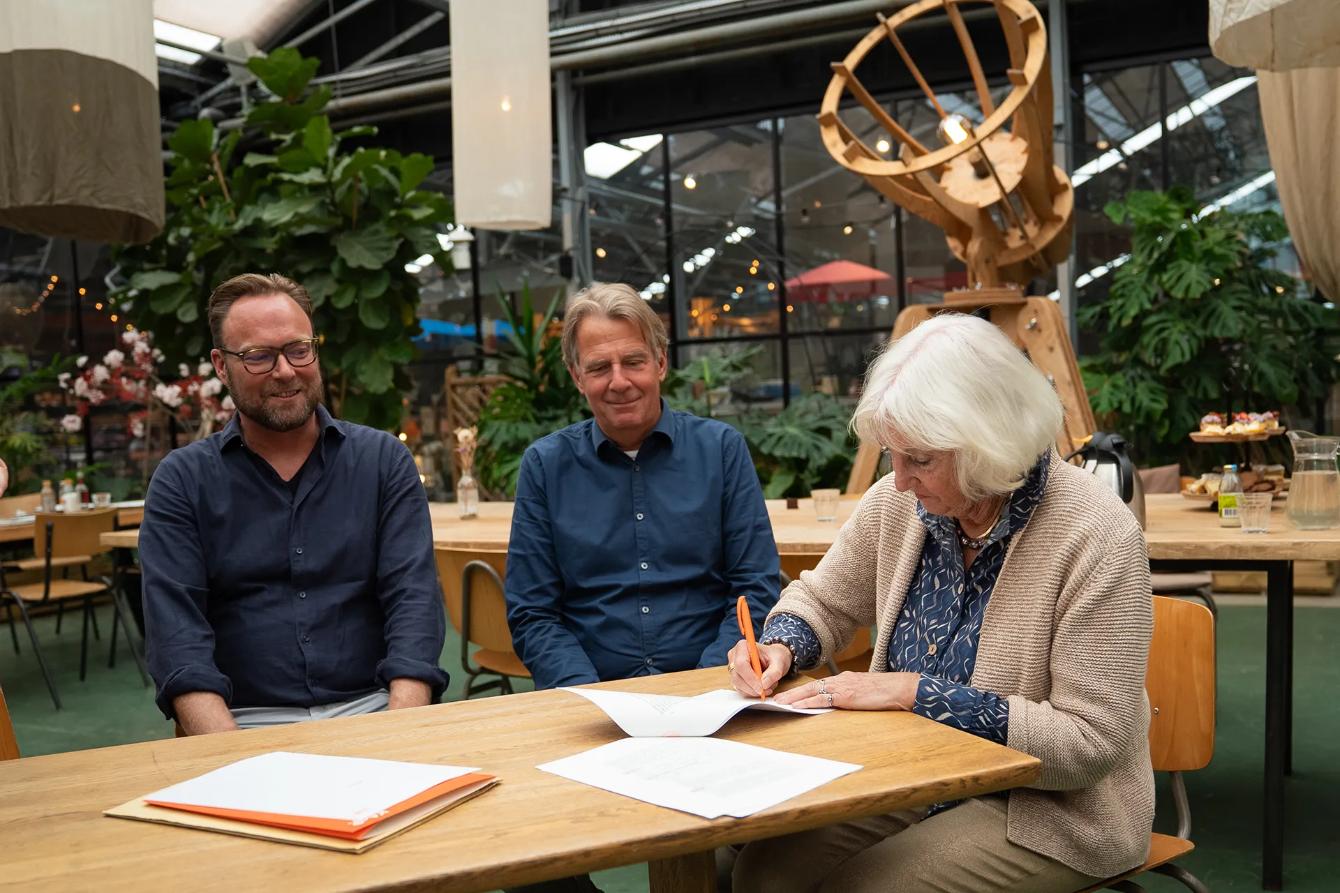 Trude Maas - De Brouwer tekent oprichtingsakte.